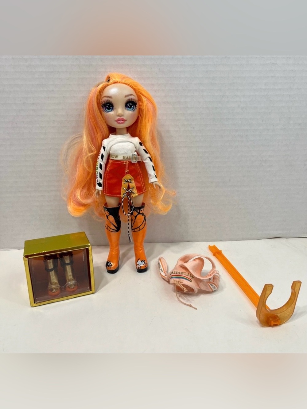 RAINBOW HIGH Doll Poppy Rowan toy